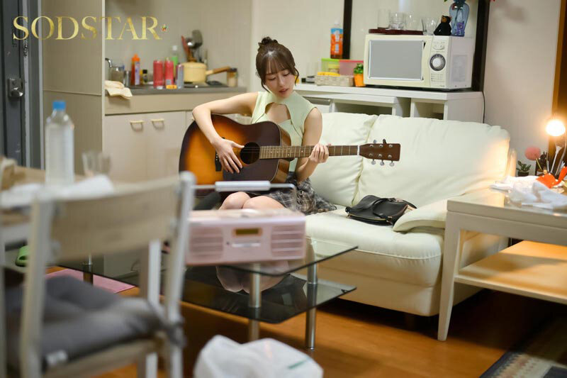 《1start00459》天神羽衣 趣味に没頭している場面の接写 ドラマ・女子大生