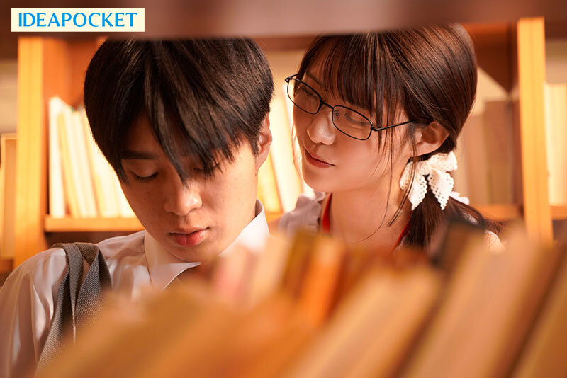 毎朝電車の端の席で読書をしている清楚美人お姉さんがM男を痴女って弄ぶ特殊性癖の持ち主だったなんて… 愛才りあ Image-3