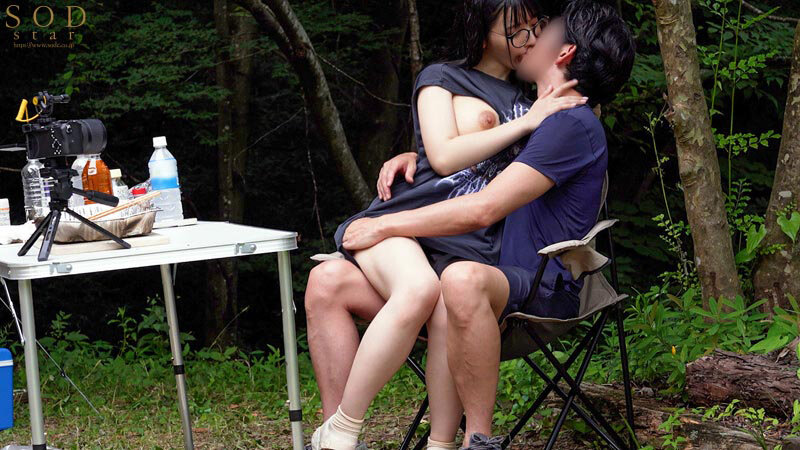 最近付き合った地味だけど隠れ巨乳な彼女と初めてのキャンプデート Tシャツからハミ出した巨乳に火が付いてしまい精子が尽きるまでめちゃくちゃセックスしまくった 彩月七緒 Image-7